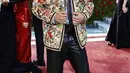 <p>Menyesuaikan Met Gala 2022 yang bertemakan Gilded Glamour, pelantun Leave The Door Open itu tampil bergaya eksentrik dan mewah mengenakan busana keluaran Gucci. (Instagram/Gucci).</p>