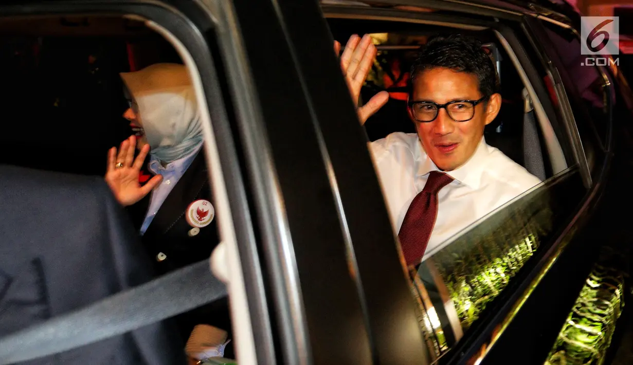 Cawapres nomor urut 02 Sandiaga Uno meninggalkan Rumah Kertanegara menuju lokasi debat Pilpres, Jakarta, Kamis (17/1). Sandi ditemani istrinya, Nur Asia Uno. (Liputan6.com/JohanTallo)