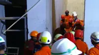 Proses evakuasi korban robohnya tangga darurat sebuah apartemen di Bekasi. (Liputan6.com/Fernando Purba)