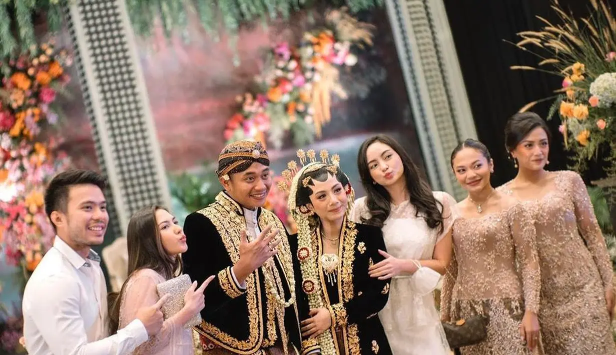 Unggahan Amel Carla ini sontak jadi sorotan. Sempat alami masalah obesitas, kini ia terlihat cantik manglingi dengan tubuh proporsional. Diketahui, mahasiswi Universitas Indonesia ini sukses menurunkan berat badan sebanyak 13 kg. (Instagram/amelcarla).