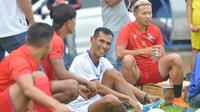 Asisten pelatih Arema FC, Siswantoro, mendapatkan sambutan hangat dari para pemain Singo Edan dalam latihan perdana di Stadion Kanjuruhan, Senin (22/2/2021) sore. Siswantoro baru kembali bergabung bersama Arema sebagai asisten pelatih. (Bola.com/Iwan Setiawan)