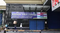 Warga melintas di pasar Blok A Tanah Abang, Jakarta Jumat (27/3/2020). Sebagai upaya pencegahan penularan virus Corona COVID-19, Perumda Pasar Jaya menutup sementara aktivitas perdagangan di Pasar Tanah Abang Blok A, B dan F terhitung 27 Maret hingga 5 April 2020. (Liputan6.com/Helmi Fithriansyah)