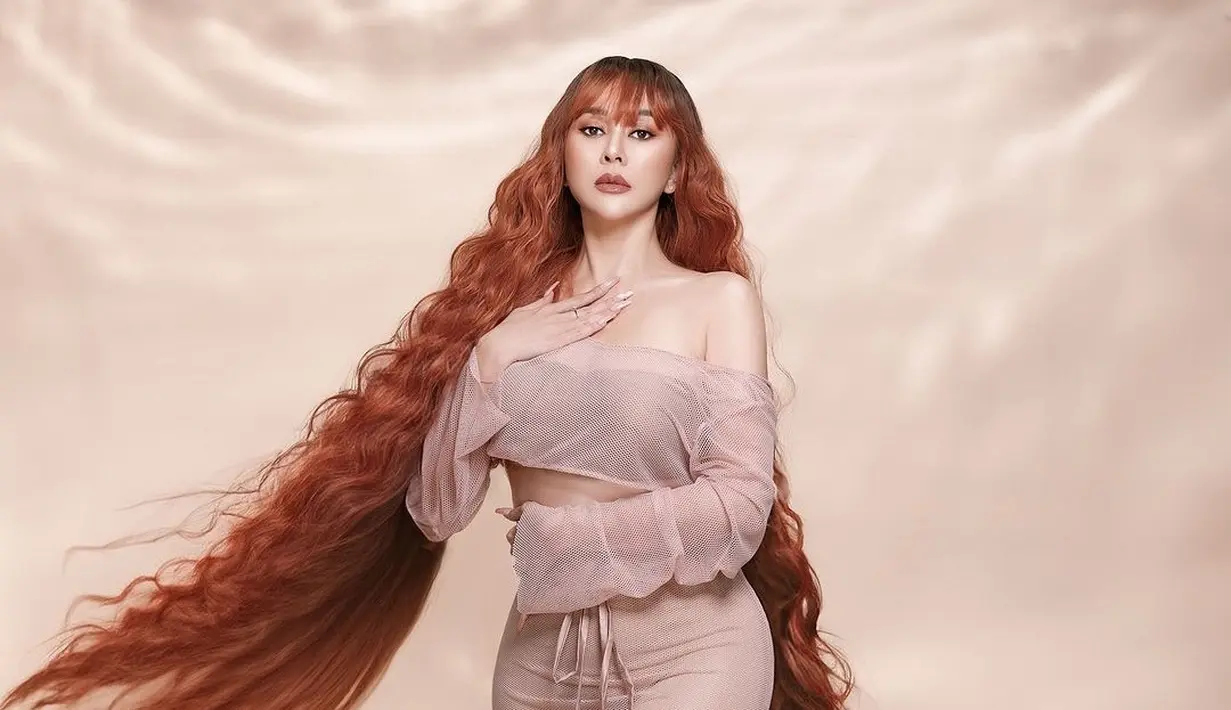 Sering melakukan sesi pemotretan, Aura Kasih tampil bikin pangling dengan rambut super panjang ini. Meski bukan rambut aslinya, Aura Kasih terlihat beda dengan rambut yang panjangnya sampai lutut ini. (Liputan6.com/IG/@aurakasih)