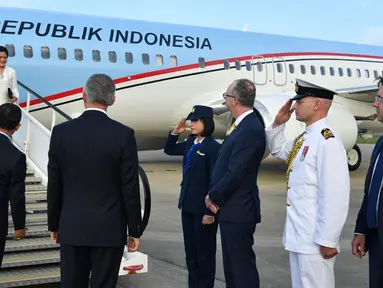 Presiden Joko Widodo atau Jokowi dan Ibu Negara Iriana Jokowi tiba di Sydney, Australia, Jumat (16/3). Kedatangan Jokowi kali ini untuk menghadiri ASEAN-Australia Special Summit 2018. (Liputan6.com/Pool/Biro Pers Setpres)