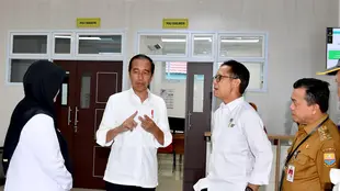 Presiden Joko Widodo (Jokowi) meninjau Rumah Sakit Umum Daerah (RSUD) Sultan Thaha Saifuddin, Kabupaten Tebo, Provinsi Jambi, Rabu (3/4/2024).  (Kredit foto: Biro Pers, Media, dan Informasi Sekretariat Presiden)