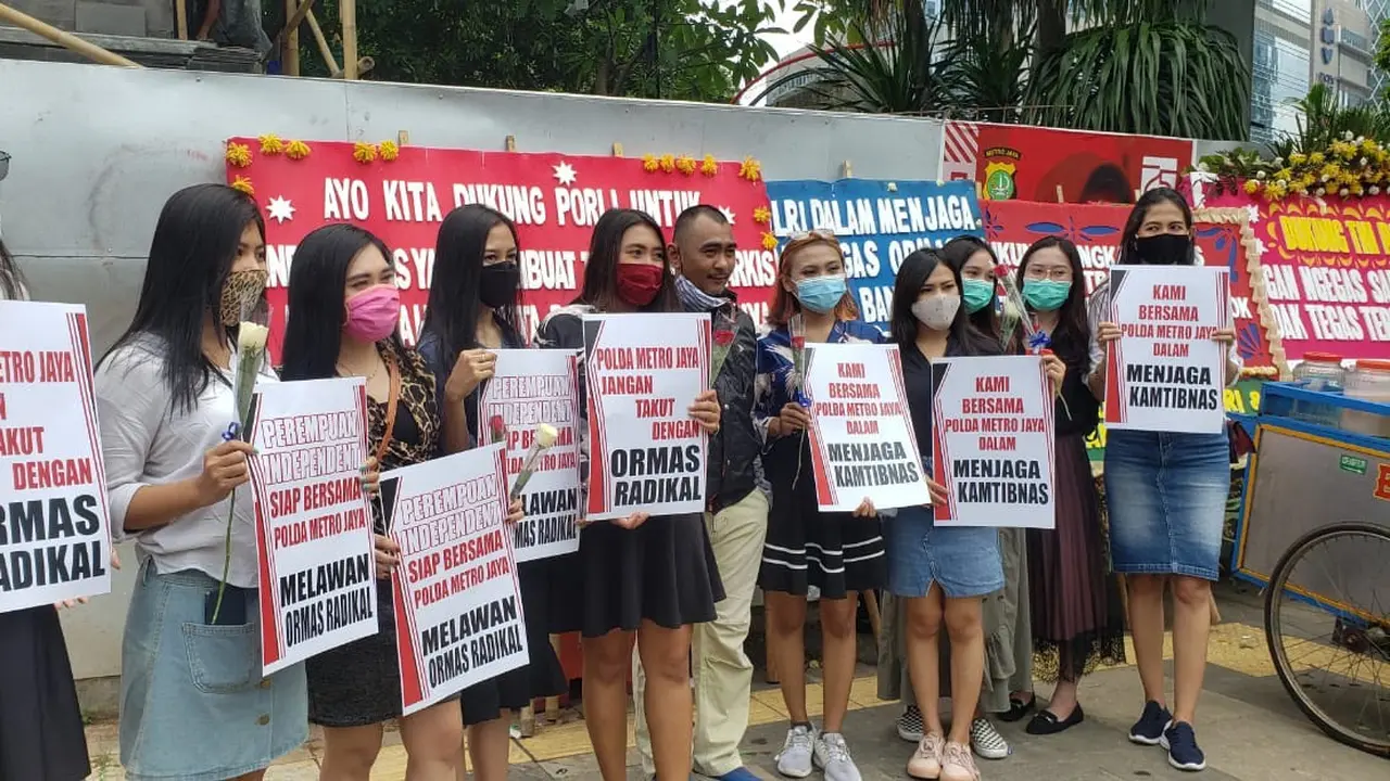 Perempuan Independen menggelar aksi penegakan hukum Rizieq Shihab di Polda Metro. (Radityo/Liputan6.com)