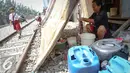 Warga sedang mencuci pakaian di kawasan Kampung Bandan, Jakarta, Selasa (28/7/2015). Sulitnya mendapatkan air bersih membuat warga membeli air Rp.2000 per jerigen untuk memenuhi kebutuhan hidupnya. (Liputan6.com/Faizal Fanani)