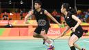 Ganda campuran Indonesia, Praveen Jordan/Debby Susanto, mengalahkan ganda campuran Hongkong, Lee Chun Hei/Chau Hoi Wah, dengan skor 21-12, 19-21, 21-15 pada laga Olimpiade Rio de Janeiro di Brasil, Kamis (11/8/2016). (AFP/Goh Chai Hin)
