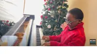 Jude Kofie, penyandang autisme mendadak populer setelah bermain piano dalam setahun terakhir. Foto: YouTube CBS Miami