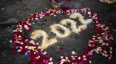 Dukun melakukan ritual ramalan untuk prediksi tahun 2022 sebelum Malam Tahun Baru di bukit San Cristobal di Lima, Peru (29/12/2021). (AFP/Ernesto Benavides)