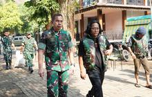 Hari Bumi, Pangdam Jaya Pimpin Pembersihan Ikan Sapu-Sapu dari Setu Babakan