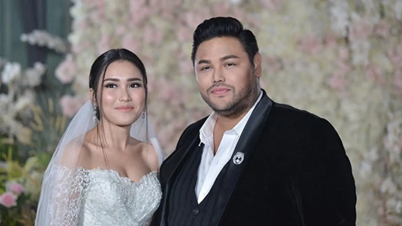 Potret Ayu Ting Ting dan Ivan Gunawan Gunakan Busana Pengantin, Serasi?
