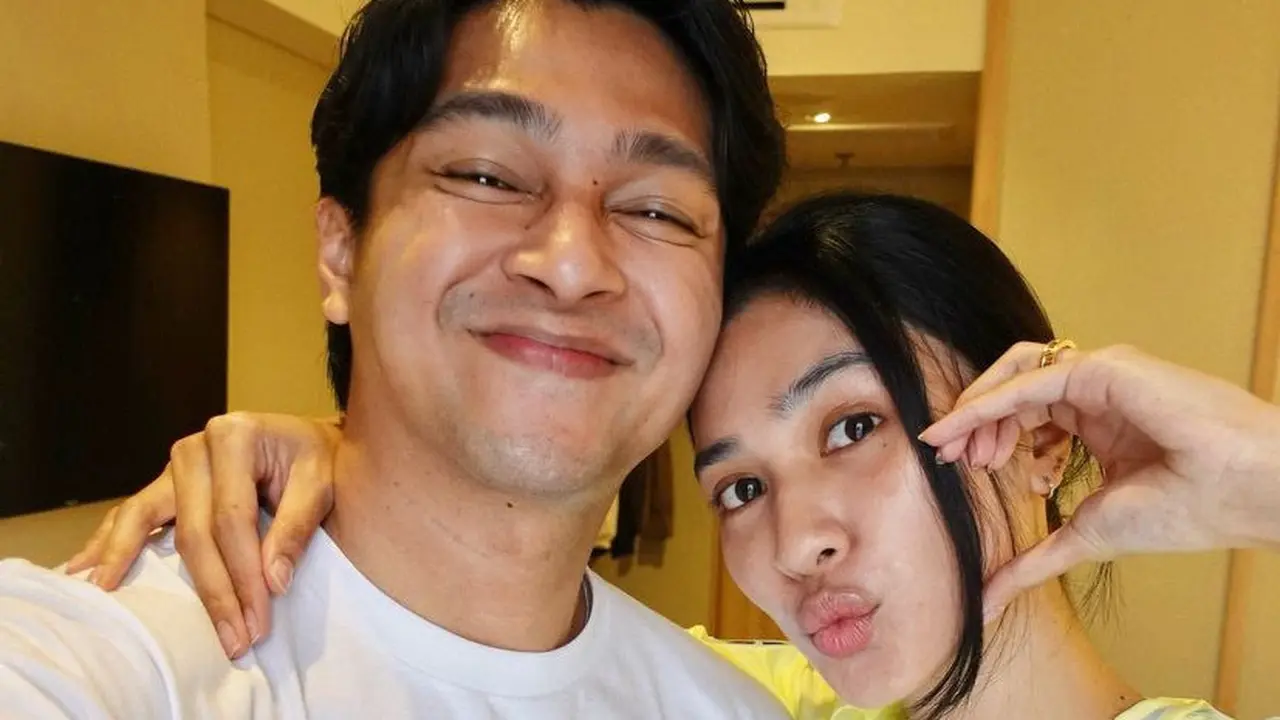 Deva Mahenra Pakai Kaos Wajah Istrinya, Mikha Tambayong