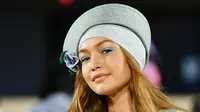 Model Gigi Hadid berpose di runway membawakan busana rancangan Marc Jacobs untuk musim semi 2020 di New York Fashion Week 2019 di Park Avenue Armory, New York City (11/9/2019). Penampilan Gigi Hadid ini tanpa kaki ini mencuri perhatian pengunjung. (AFP Photo/Slaven Vlasic)