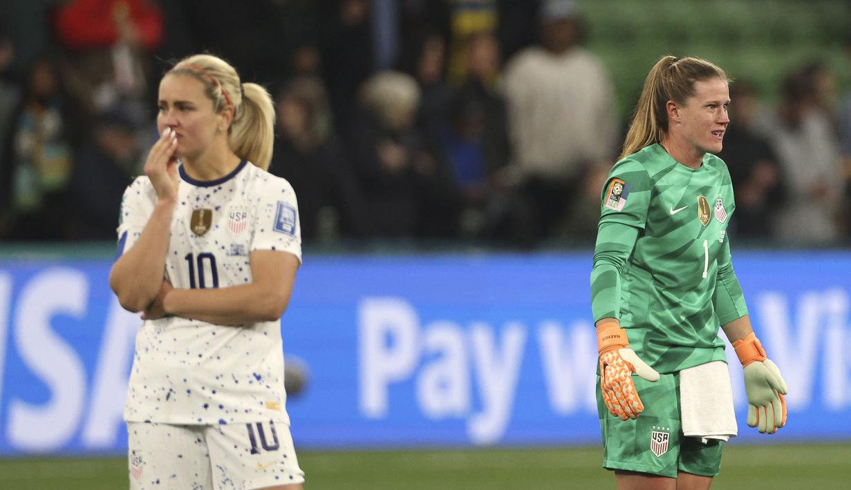 Kiper Amerika Serikat, Alyssa Naeher (kanan) dan rekannya Horan setelah kalah dari Swedia pada babak adu penalti saat laga 16 besar Piala Dunia Wanita 2023 di Melbourne Rectangular Stadium, Melbourne, Australia, 6 Agustus 2023. (AP Photo/Hamish Blair)