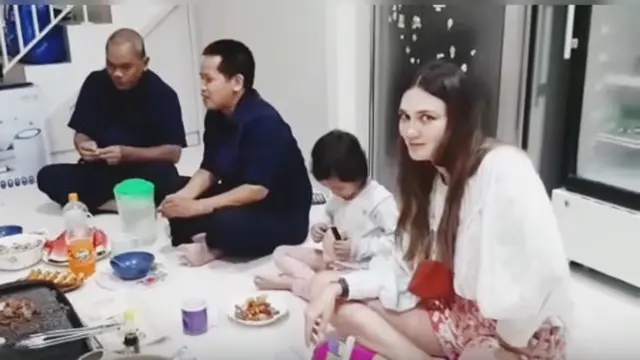 Luna Maya lesehan