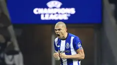 Pemain FC Porto, Pepe, melakukan selebrasi setelah mencetak gol ke gawang Shakhtar Donetsk pada laga Liga Champions di Stadion Dragao, Portugal, Kamis (14/12/2023). FC Porto menang dengan skor 5-3. (AP Photo/Luis Vieira)