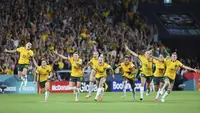 Sejumlah pemain Timnas Australia melakukan selebrasi setelah menang atas Prancis pada babak adu penalti saat perempat final Piala Dunia Wanita 2023 di Brisbane Stadium, Brisbane, 12 Agustus 2023. (AP Photo/Tertius Pickard)