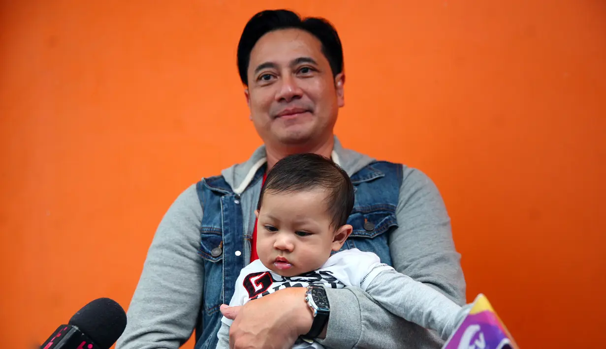 Ivan Fadilla, mantan suami Venna Melinda ini belakangan jarang muncul di layar televisi. Kehidupan baru Ivan bersama dengan sang istri, Sarni dan anak ketiganya, Baby El, sangat membuatnya bahagia. (Nurwahyunan/Bintang.com)