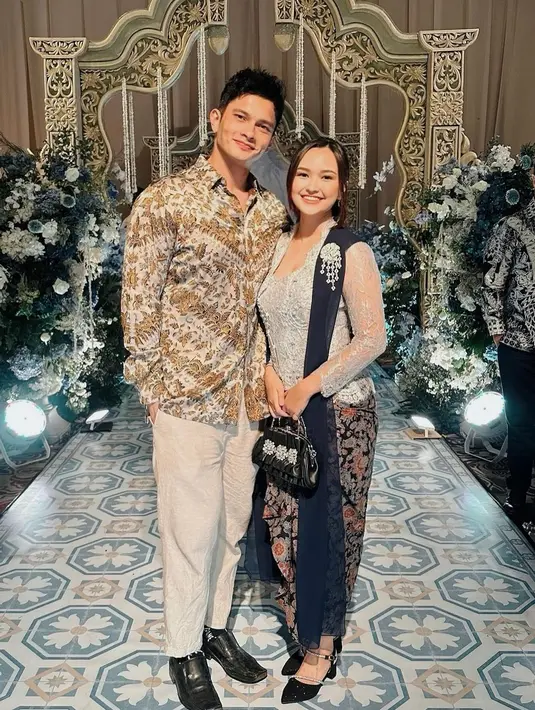 Kevin Kambey hadir mengenakan kemeja batik lengan panjang dan celana panjang warna beige. Sementara sang istri, Thania tampil ayu dengan kebaya kutubaru warna putih dan rok batik sebagai bawahan. [@kkambey].