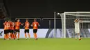 Pemain Shakhtar Donetsk Alan Patrick merayakan dengan rekan setimnya usai mencetak gol ke gawang Basel pada pertandingan perempat final Liga Europa di Veltins-Arena, Gelsenkirchen, Jerman, Selasa (11/8/2020). Shakhtar Donetsk menang 4-1. (Wolgang Rattay/Pool Photo via AP)