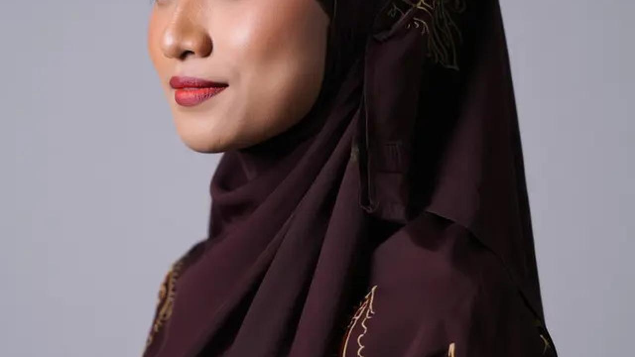10 Model Gamis Batik Syar'i Slim Fit tapi Tetap Sopan, Kekinian di 2025