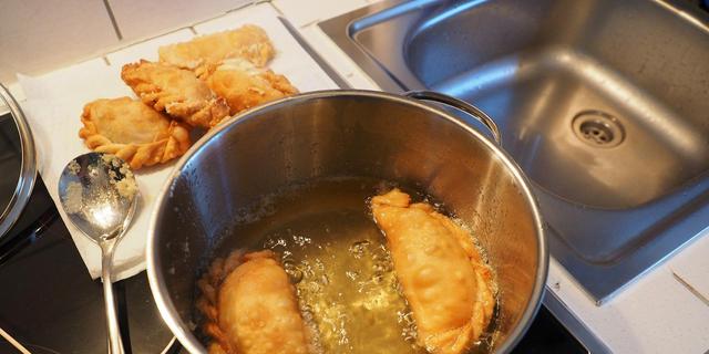 5 Cara Mengurangi Cipratan Minyak Saat Menggoreng, Aman dan Dapur Tetap Bersih