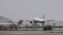 <p>Pesawat Pakistan International Airlines (PIA) yang membawa beberapa penumpang mendarat di bandara Kabul, Senin (13/9/2021). Pesawat itu tercatat sebagai penerbangan komersial internasional pertama yang mendarat sejak Taliban merebut kembali kekuasaan di Afghanistan pada bulan lalu. (Karim SAHIB/AFP)</p>