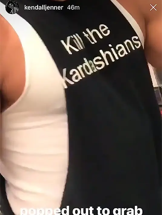 Foto tersebut memperlihatkan orang yang memakai kaos bertuliskan "Kill the Kardashians" alias "Bunuh Keluarga Kardashian". (instagram/kendalljenner)