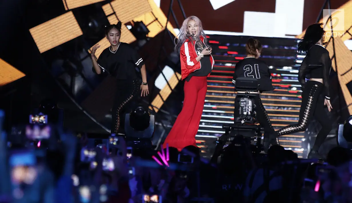 Penampilan personil SNSD Hyoyeon saat menghibur penonton acara Count Down Asian Games 2018 di Monas, Jakarta, Jumat (18/7). Hyoyeon  membawakan dua lagu andalan, "Mistery" dan "Wanna Be". (Liputan6.com/Herman Zakharia)