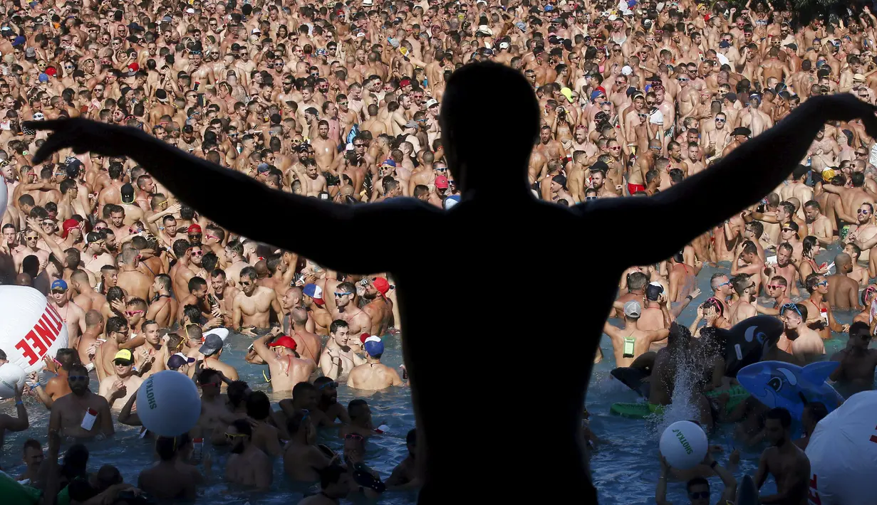 Orang – orang menari sambil di iringi musik pada pesta kolam air di Festival Circuit Vilassar de Dalt, Barcelona, Spanyol, Senin (11/8/2015). Sekitar 8.000 kaum gay dan lesbian meramaikan Festival ini. (REUTERS/Albert Gea)