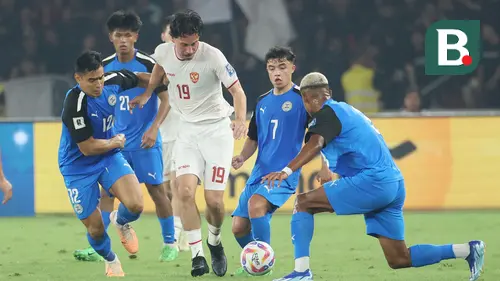 <p>Gelandang Timnas Indonesia, Thom Haye, mendapat pengawalan ketat dari pemain Timnas Filipina pada laga terakhir putaran kedua Grup F kualifikasi Piala Dunia 2026 zona Asia, di Stadion Utama Gelora Bung Karno, Jakarta, Selasa (11/6/2024) malam WIB. Thom berhasil mencetak satu gol dan membawa Tim Garuda menang 1-0. (Bola.com/Muhammad Iqbal Ichsan)</p>