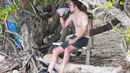 Sudah olahraga dengan keras, Robert Pattinson pun tak lupa minum air putih agar tetap terhidrasi. (Backgrid/US Magazine)
