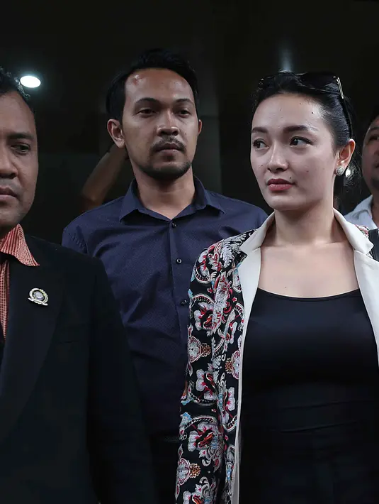 Dalam proses pemeriksaan Zaskia Gotik ditemani oleh pengacara Eddy Ribut dan didampingi Ryan, yang tak lain adalah kekasihnya. (Nurwahyunan/Bintang.com)