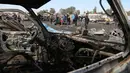 Pemboman ini adalah kedua yang menghantam pasar mobil pada pekan ini, Irak, Kamis (16/2) Serangan ini menunjukkan ISIS menemukan tempat yang mudah untuk meninggalkan mobil berisi bom di tempat ratusan kendaraan yang terparkir. (AP Photo/ Karim Kadim) 