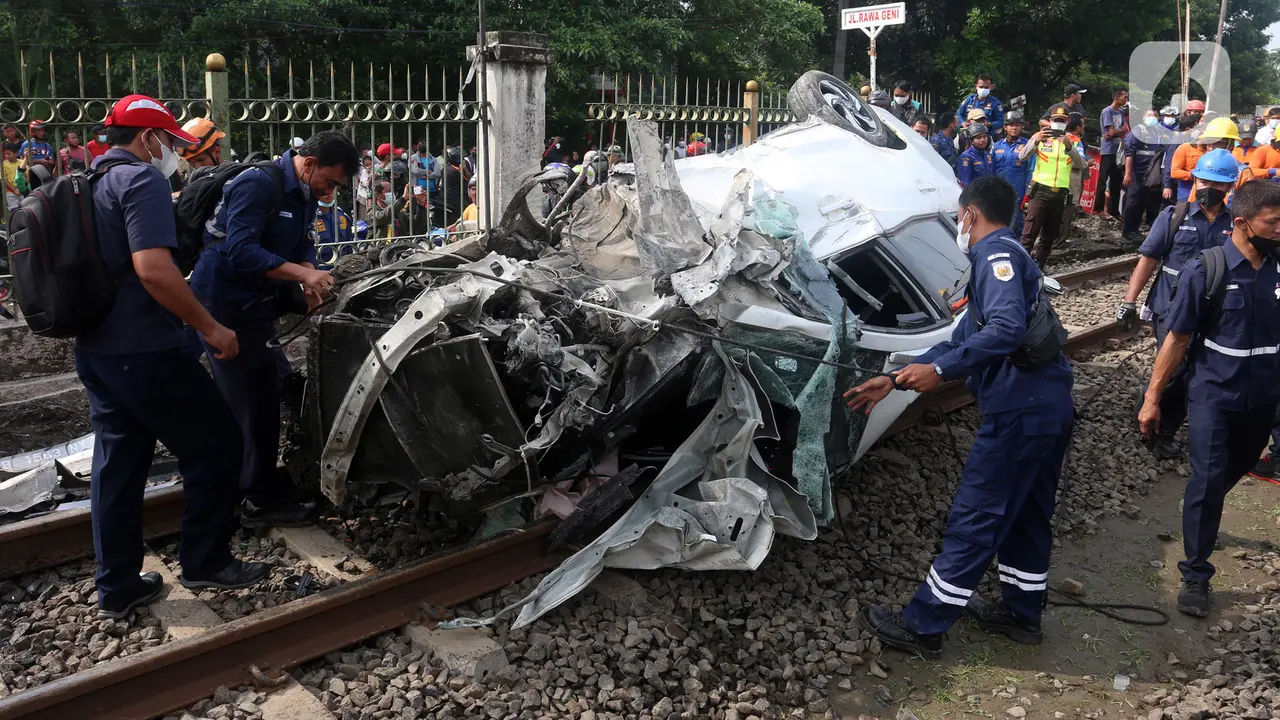 FOTO: KRL Tabrak Mobil di Perlintasan Sebidang Depok
