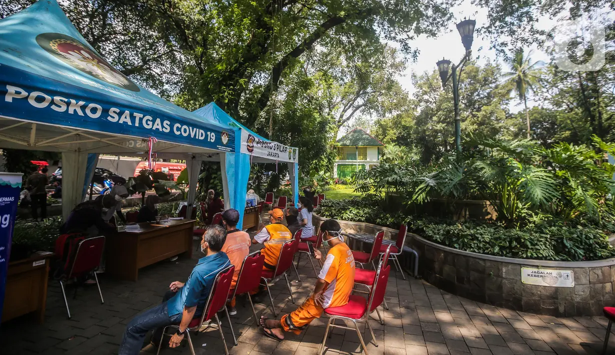 Warga menunggu giliran untuk menerima suntikkan vaksin COVID-19 booster di Taman Suropati, Jakarta, Selasa (5/7/2022). Aturan vaksin booster sebagai syarat baru perjalanan bagi masyarakat diperkirakan akan mulai berlaku 2 pekan dari sekarang. (Liputan6.com/Faizal Fanani)