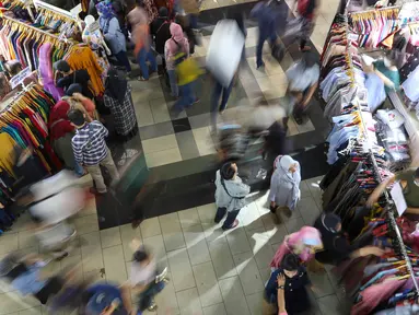 Suasana pasar Tanah Abang yang mulai ramai pengunjung di Jakarta, Sabtu (23/4/2022).Menjelang Lebaran, Pasar Tanah ABng dipadati pengunjung yang memburu busana atau pakaian muslim untuk menyambut Hari Raya Idul Fitri 1443 Hijriah. (Liputan6.com/Herman Zakharia)