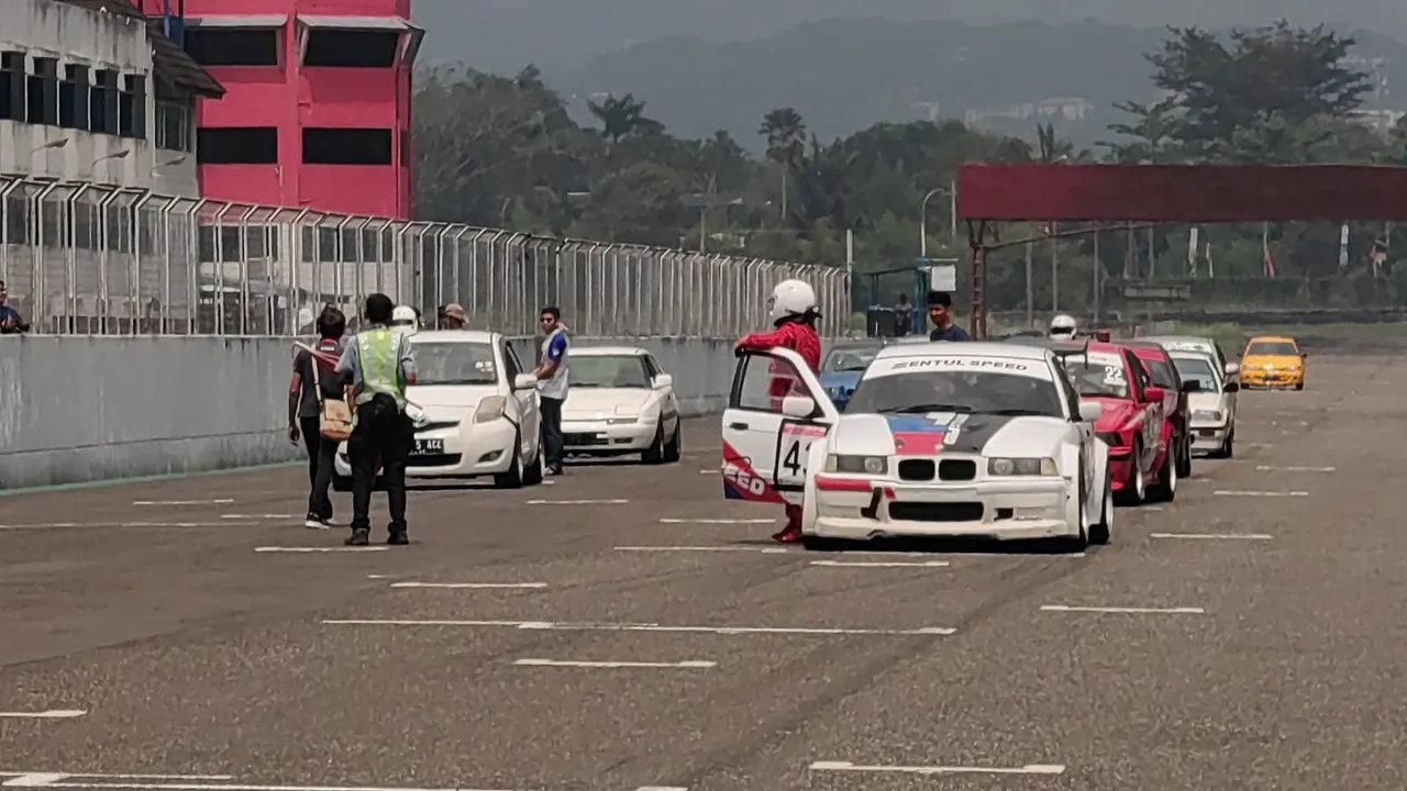 Balap Mobil di KONI Otomotif Fair 2022