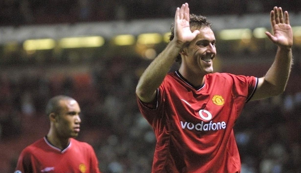 Laurent Blanc. Bek tengah yang didatangkan Manchester United dari Inter Milan saat berusia 35 tahun pada awal musim 2001/2002 ini merupakan sosok tangguh di lini pertahanan. Total dua musim, ia tampil dalam 75 laga dengan mencetak 4 gol dan meraih 1 gelar Premier League. (Foto: AFP/Philippe Huguen)