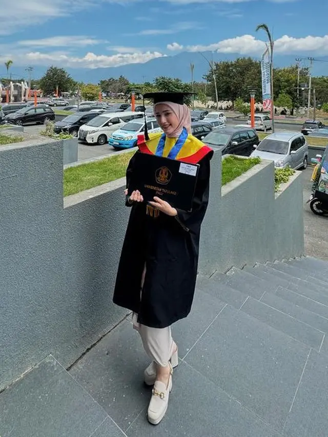 Potret Kompak Pasha Ungu dan Adelia Pasha saat wisuda bersama. [@pashaungu_vm]