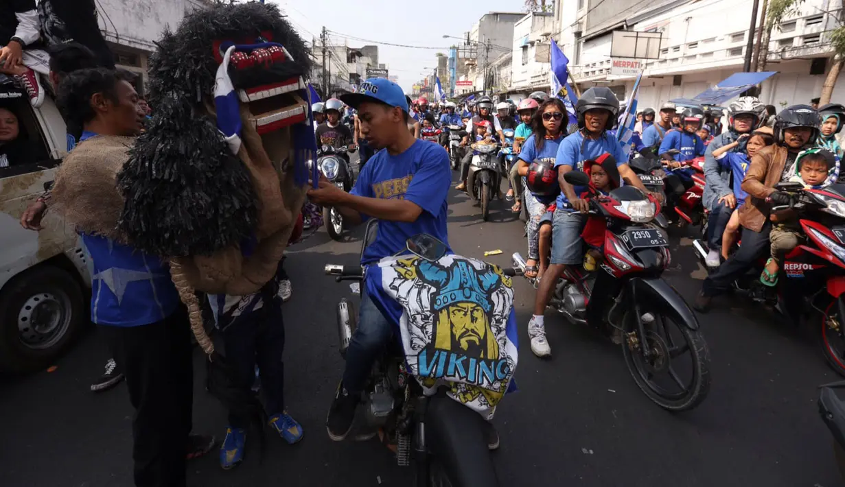 Reog yang terbuat dari karung goni ini berasal dari daerah Ujung Berung ini hadir bersama 25 orang anggotanya dalam Pawai Persib Juara Piala Presiden, Minggu (25/10/2015). (Bola.com/Nicklas Hanoatubun)
