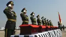 Tentara memberi hormat kepada peti mati berisi sisa-sisa tentara China yang menjadi korban dalam Perang Korea di Bandara Internasional Incheon, Seoul, Korea Selatan, Rabu (3/4). Jasad tentara China tersebut dipulangkan ke negaranya untuk dimakamkan. (Jung Yeon-je/Pool Photo via AP)