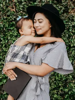 ilustrasi ibu dan anak/Photo by Hello Revival on Unsplash