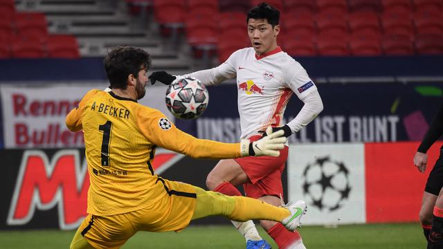 Kiper Liverpool, Alisson Becker, berhadapan dengan striker RB Leipzig, Hwang Hee-chan, pada babak 16 besar Liga Champions di Puskas Arena, Budapest, Hungaria, Rabu (17/2/2021) dini hari WIB.