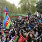 Rakyat Azerbaijan mengibarkan bendera nasional di Baku, Azerbaijan, Selasa (10/11/2020). Armenia dan Azerbaijan mengumumkan perjanjian damai untuk menghentikan pertempuran atas wilayah Nagorno-Karabakh di Azerbaijan berdasarkan pakta yang ditandatangani dengan Rusia. (AP Photo)