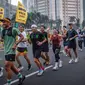 Para pelari mengikuti latihan rutin Road To Maybank Marathon 2023 di kawasan CFD, Sudirman, Jakarta (18/06/2023). Kegiatan Road to Maybank Marathon juga digelar secara serentak dan intensif di kota-kota besar yakni di Medan, Bandung, Surabaya, Makassar dan Denpasar. (Liputan6.com/HO)
