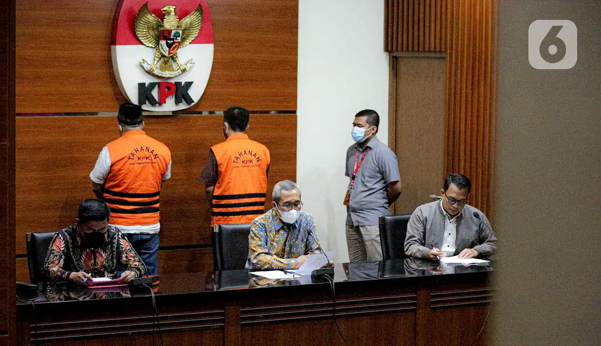 <p>Wakil Ketua KPK Alexander Marwata (tengah) menyampaikan keterangan terkait penetapan tersangka kasus dugaan korupsi pengadaan tanah pembangunan SMKN 7 Tangerang Selatan di Gedung Merah Putih KPK, Jakarta, Selasa (26/4/2022). KPK menahan dua pihak swasta sebagai tersangka kasus dugaan korupsi pengadaan tanah untuk pembangunan SMKN 7 Tangerang Selatan. (Liputan6.com/Faizal Fanani)</p>