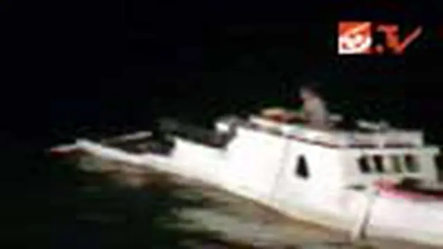 Sebuah kapal nelayan ditabrak kapal penumpang di perairan Telik Kendari, Sultra, Ahad malam. Tabrakan terjadi karena kapal nelayan tidak dilengkapi lampu penerang.
