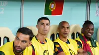 Cristiano Ronaldo duduk di bangku cadangan saat Portugal menghadapi Swiss pada babak 16 besar Piala Dunia 2022&nbsp; di Stadion Lusail Iconic, Lusai, Qatar, Rabu, 7 Desember 2022. Portugal menang 6-1. (AP Photo/Natacha Pisarenko)